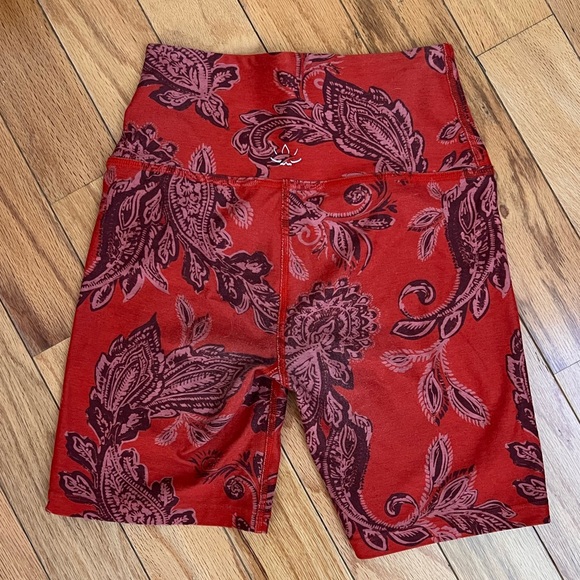 Beyond Yoga Biker Shorts - Picture 4 of 5